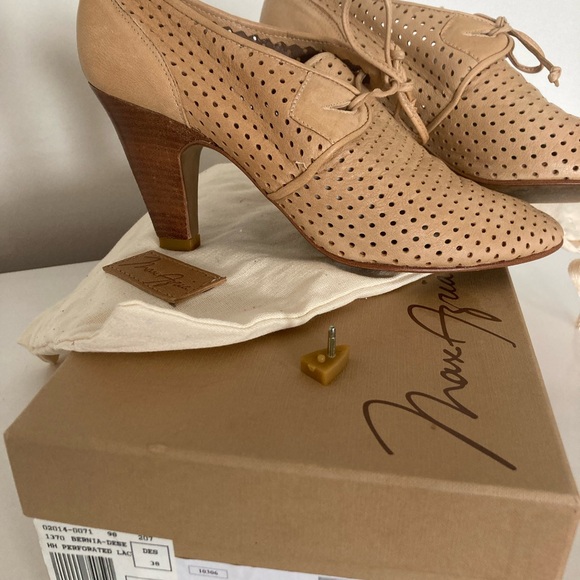 Max Azria Bernia perforated lace heels - Picture 5 of 5